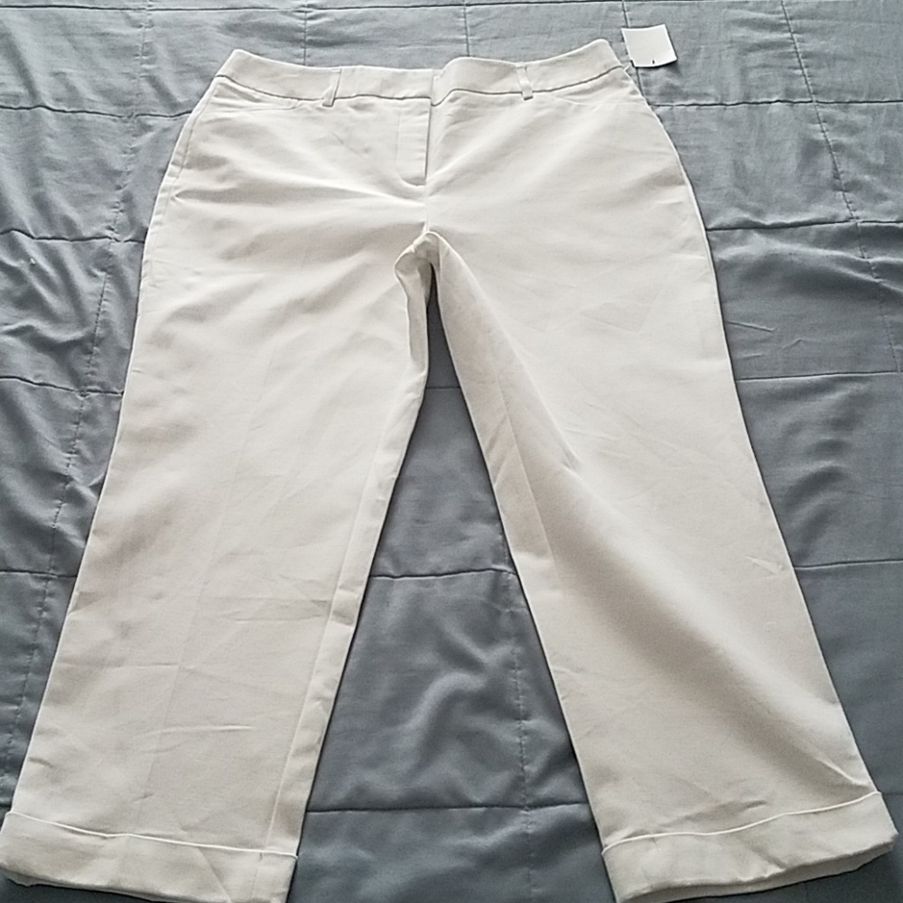 NWTS CHICOS SLIMMING CROP PANT. SIZE 1